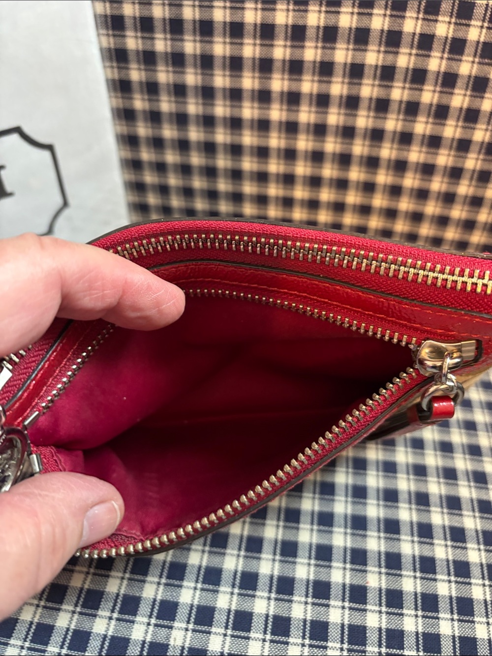 Coach, secret admirer Signature Canvas large Wristlet in Red, limited edition - Picture 6 of 10